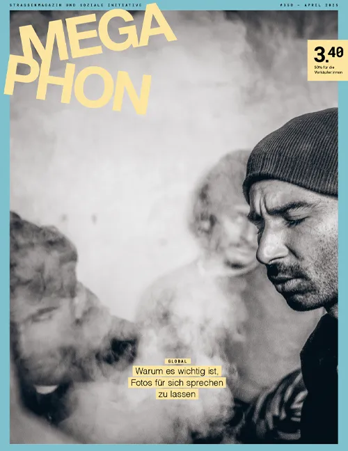 Titelseite vom MegaPhon April 2025, darauf ein schwarz-weißes Foto von drei Männern im Rauch. Die Schlagzeile dazu läutet: Global, warum es wichtig ist, Fotos für sich sprechen zu lassen.